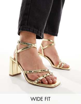 ASOS DESIGN - Wide Fit - Hampstead - Sandalen mit Nieten und mittelhohem Absatz in Gold-Goldfarben