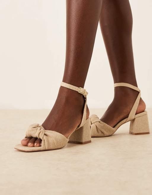 ASOS DESIGN Wide Fit - Hansel - Naturfarvede sandaler med mellemhøj hæl og knudedesign