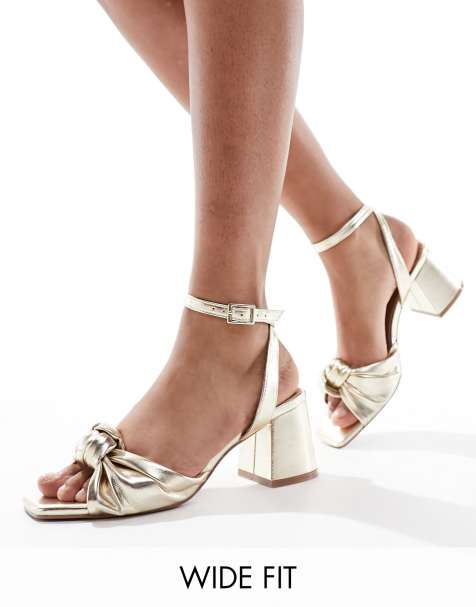 ASOS DESIGN Wide Fit – Hansel – Sandaletten in Gold mit Zierknoten und mittelhohem Absatz, weite Passform - view 1