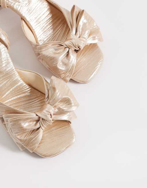 ASOS DESIGN Wide Fit - Happiness - Sandali plissé oro pallido con tacco largo e fiocco, 2 di 4