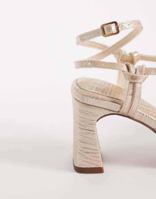 ASOS DESIGN Wide Fit - Happiness - Sandali plissé oro pallido con tacco largo e fiocco, 3 di 4
