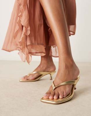 ASOS DESIGN Wide Fit - Hawaii - Sandaletten in Gold mit Zehensteg und Kitten-Absatz, weite Passform-Goldfarben