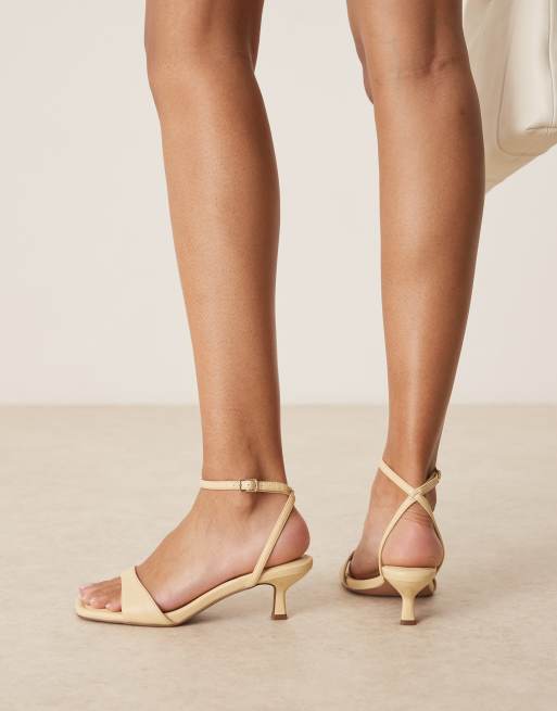 ASOS DESIGN Wide Fit - Heart Throb - Lysegule barely there-sandaler med kitten-hæl, 4 af 4