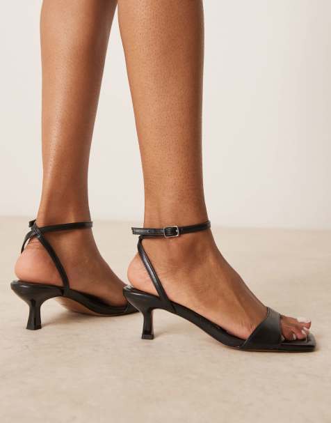 ASOS DESIGN - Wide Fit - Heart Throb - Sorte barely there-sandaler med kitten-hæl - view 1