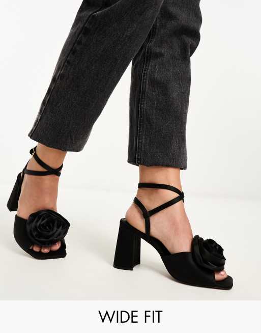 ASOS DESIGN Wide Fit - Heather - Sorte sandaler med mellemhøj hæl og corsage-detalje 