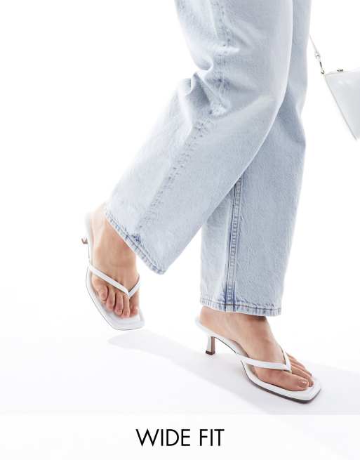 ASOS DESIGN Wide Fit – Heatwave – Białe sandały na obcasach kaczuszkach o fasonie japonek