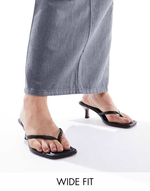 ASOS DESIGN Wide Fit – Heatwave – Czarne sandały na obcasach kaczuszkach o fasonie japonek