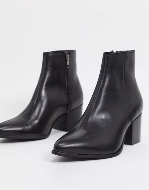 ASOS DESIGN Wide Fit heeled chelsea boots with pointed toe in black leather with black sole, 2 of 4