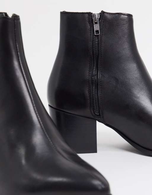 ASOS DESIGN Wide Fit heeled chelsea boots with pointed toe in black leather with black sole, 3 of 4