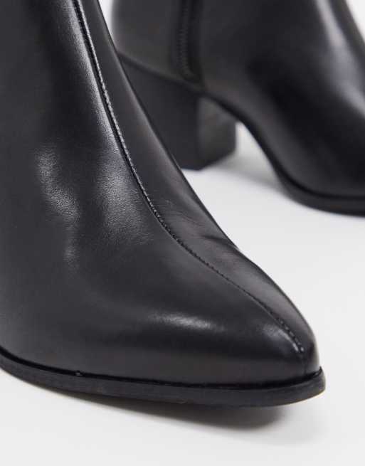 ASOS DESIGN Wide Fit heeled chelsea boots with pointed toe in black leather with black sole, 4 of 4