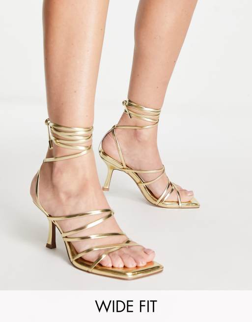 ASOS DESIGN Wide Fit – Hiccup – Złote sandały na średnim obcasie z wiązanymi paseczkami 