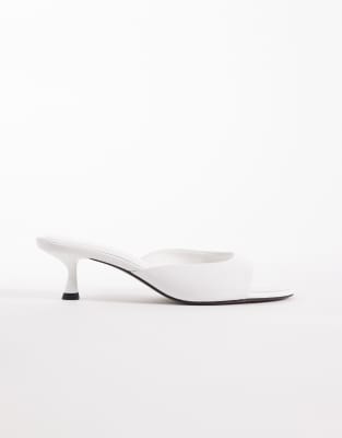 ASOS DESIGN Wide Fit - High-Five - Mules in Weiß mit Kitten-Absatz, weite Passform