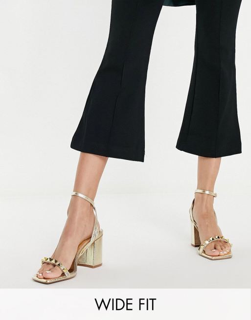 ASOS DESIGN Wide Fit – Holt – Złote sandały na średnim obcasie z ćwiekami 