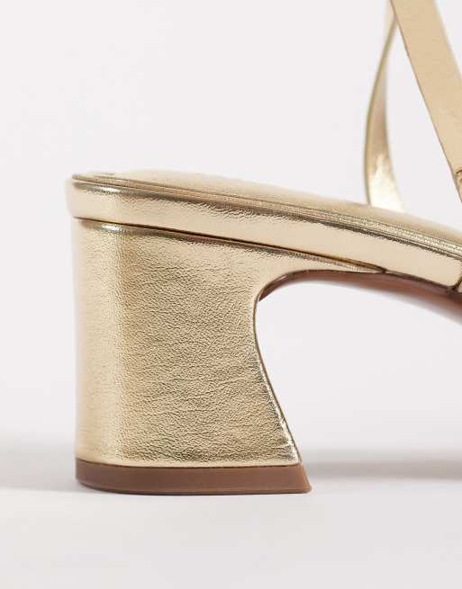 ASOS Design Wide Fit – Honeybee – Sandalen in Gold mit mittelhohem Blockabsatz, weite Passform, 2 von 4