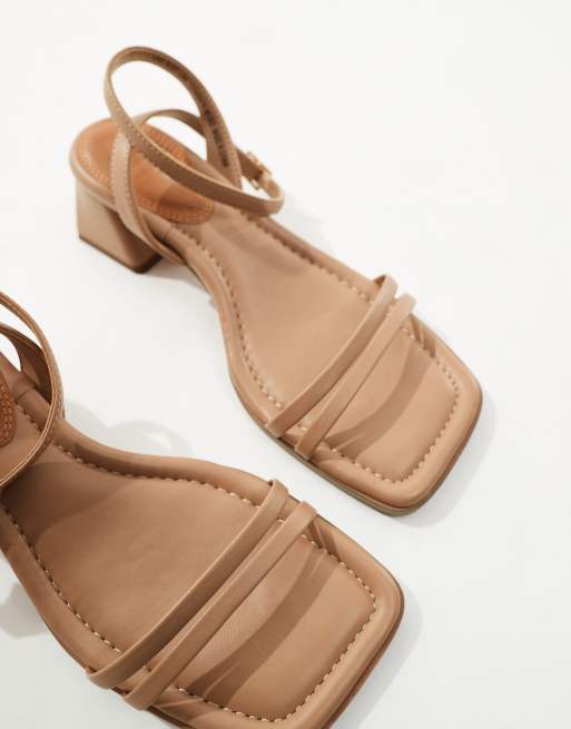 ASOS Design Wide Fit Honeydew Sandalen in Beige mit mittelhohem Blockabsatz ASOS