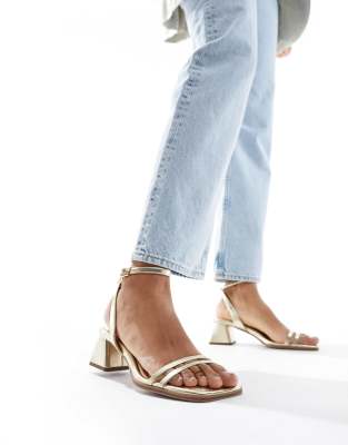 ASOS Design Wide Fit - Honeydew - Sandalen in Gold mit mittelhohem Blockabsatz, weite Passform-Goldfarben