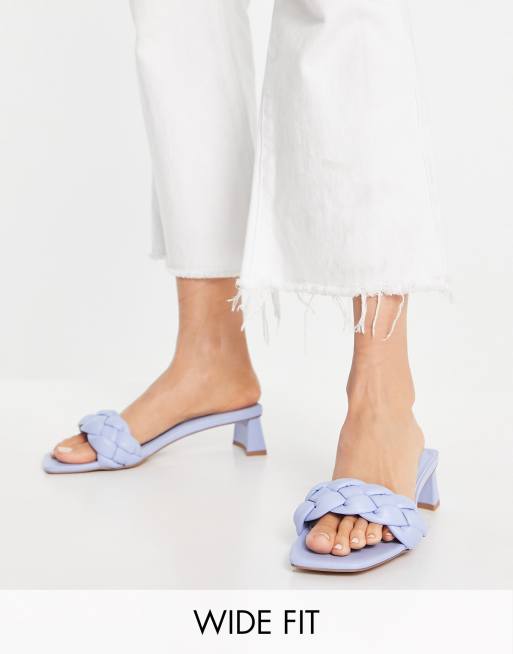 ASOS DESIGN Wide Fit – Hosta – Pantoletten in weiter Passform mit mittelhohem Absatz und Webdesign in Blau