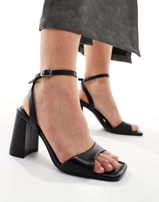 ASOS DESIGN - Wide Fit - Hotel - Filigrane Sandalen aus PU mit Blockabsatz in Schwarz