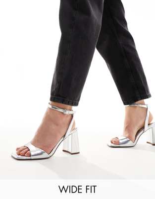 ASOS Design Wide Fit - Hotel - Filigrane Sandalen in Silber mit Blockabsatz, weite Passform