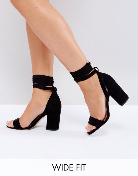 ASOS DESIGN Wide Fit – Howling – Sandalen mit hohem Blockabsatz und Schnürung am Bein