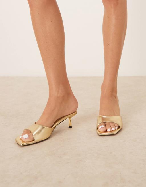 ASOS DESIGN Wide Fit - Hyped - Sabot a pianta larga con tacchetti a spillo color oro