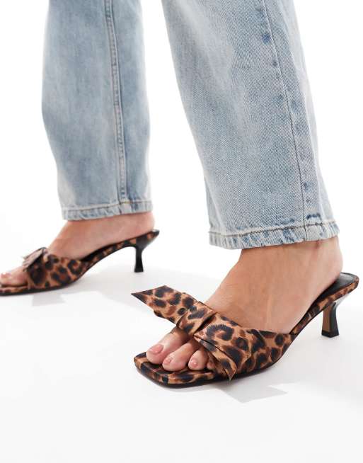 ASOS DESIGN Wide Fit - Hyphen - Sabot a pianta larga con tacco medio leopardato con fiocco