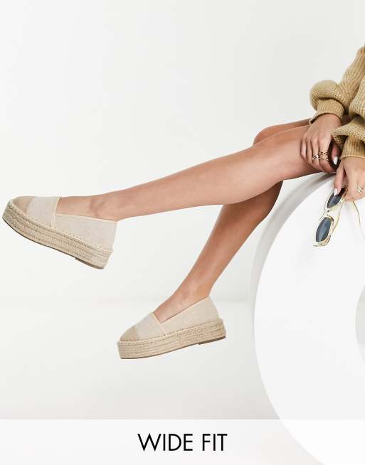 ASOS DESIGN Wide Fit Jala Espadrilles in CremeweiB mit Zehenkappen und flacher Plateausohle weite Passform ASOS