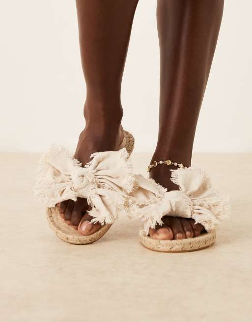 ASOS DESIGN Wide Fit - Jem - Sandali stile espadrilles a pianta larga con fiocco colore neutro
