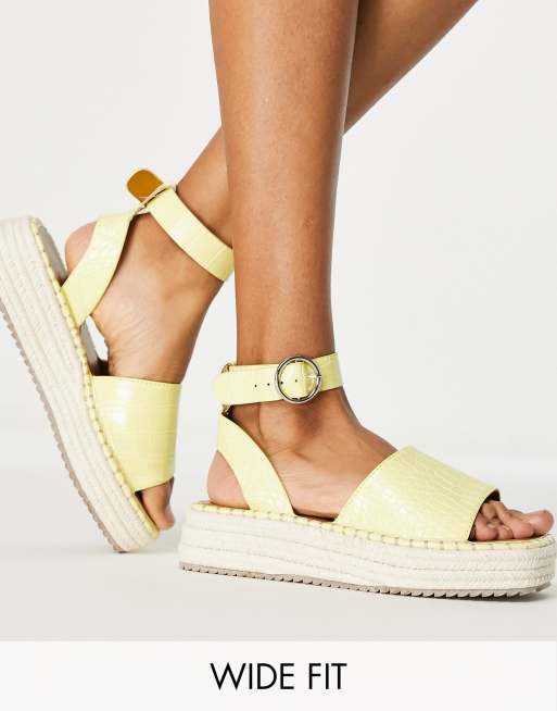 ASOS DESIGN Wide Fit Joyful Espadrilles in Kroko Pastellgelb mit flacher Plateausohle ASOS