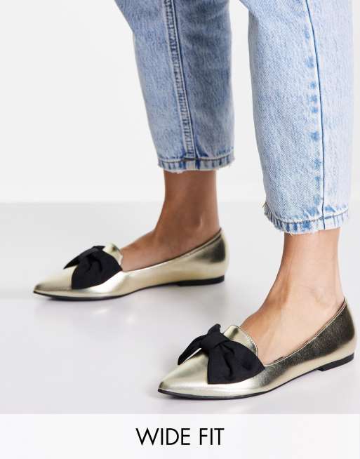 ASOS DESIGN Wide Fit – Lake – Baleriny z ozdobną kokardą i noskami w szpic w kolorze metalicznego złota