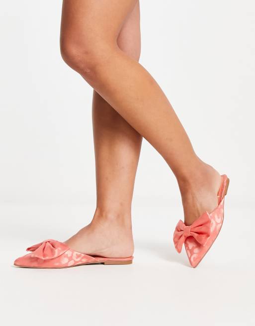 ASOS DESIGN Wide Fit Lass Flache spitze Mules mit Satin in Koralle und Oversize Schleife ASOS