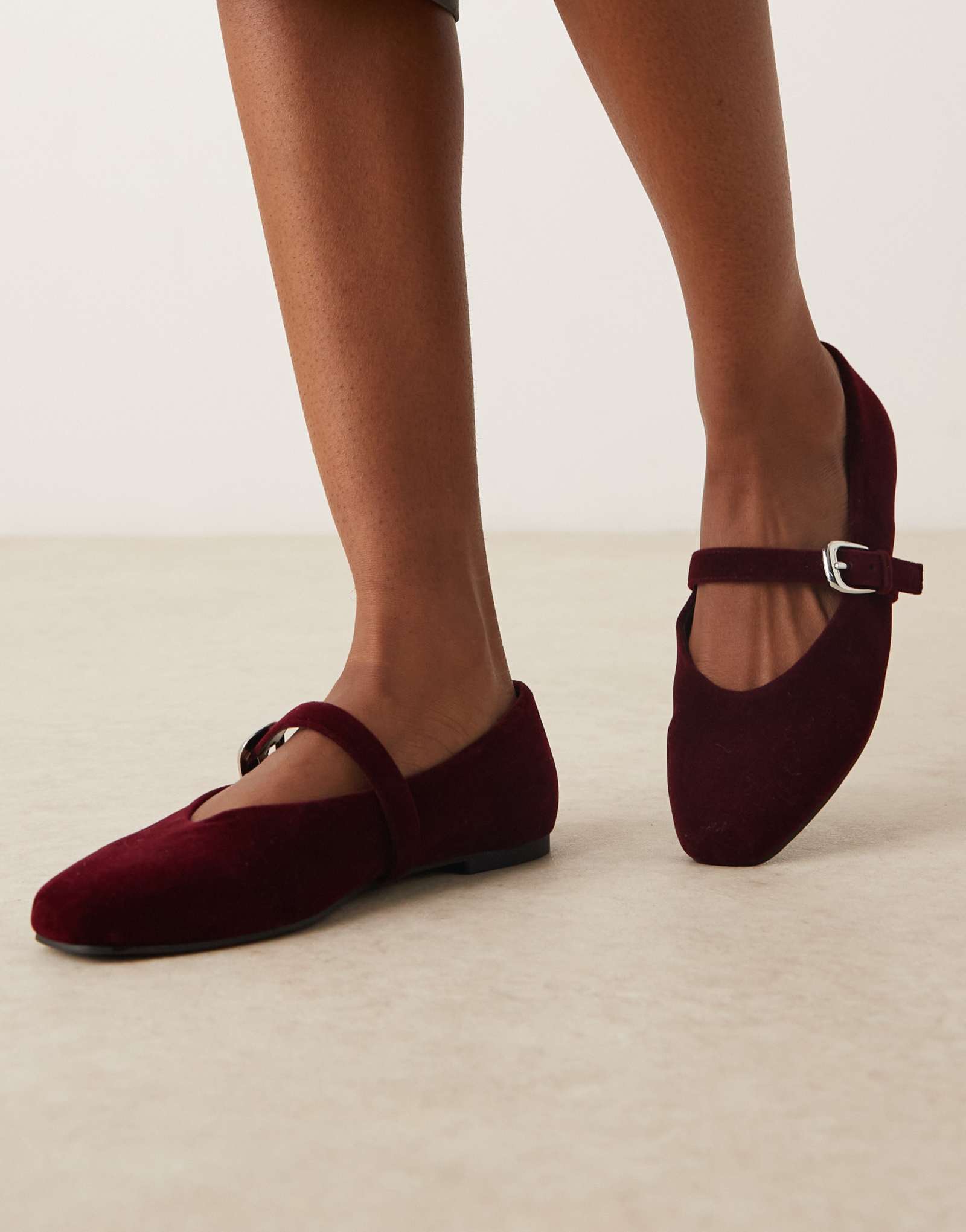 Дизайнерские балетки Leah mary jane широкого кроя от ASOS из бордового бархата