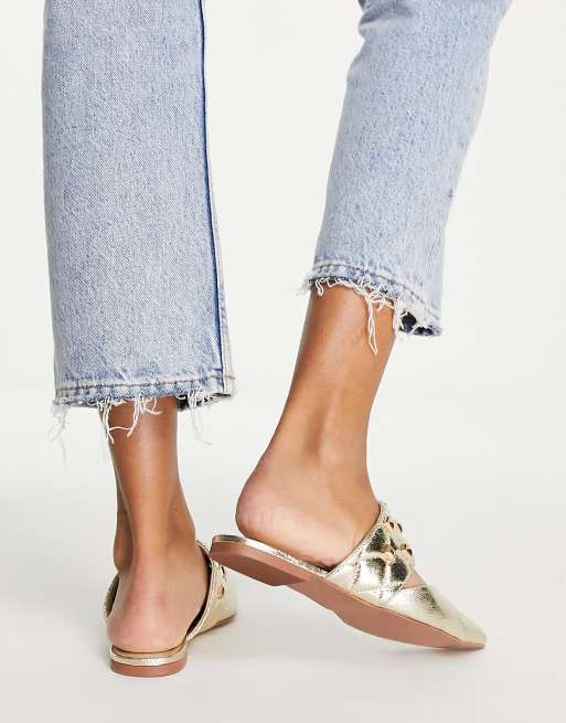 ASOS DESIGN Wide Fit - Leah - Sabot a punta con borchie oro metallico a pianta larga, 2 di 4