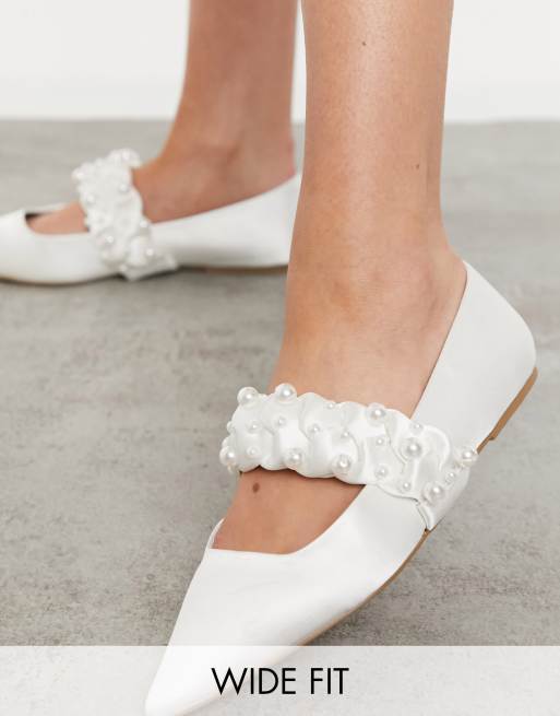 ASOS DESIGN Wide Fit - Liberty - Ballerine Mary Jane a punta e pianta larga con decorazione intrecciata color avorio