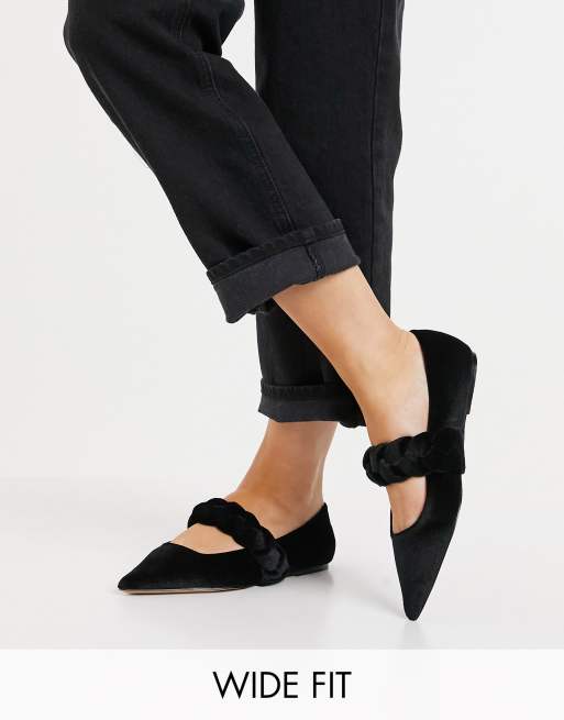 ASOS DESIGN Wide Fit Liberty Flache spitze Mary Jane Ballerinas aus Samt mit geflochtenem Detail in Schwarz ASOS