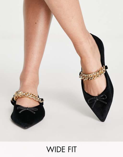 ASOS DESIGN Wide Fit – Links – Spitze Ballerinas aus schwarzem Samt mit Kettendetail, weite Passform