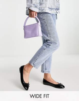 ASOS DESIGN Wide Fit - Locus - Abgerundete Ballerinas in schwarzer Lackoptik mit Knitterstruktur, weite Passform