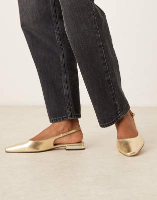 ASOS DESIGN Wide Fit - Logan - Ballerinas in Gold mit eckiger Spitze und Fersenriemchen, weite Passform-Goldfarben