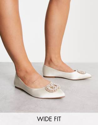 ASOS DESIGN - Wide Fit - Lola - Satin-Ballerinas in Elfenbein mit Kunstperlenverzierung-Weiß