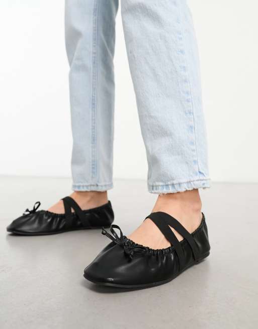 ASOS DESIGN Wide Fit – Los Angeles – Ballerinas aus Kunstleder in Schwarz mit Raffung, 3 von 4