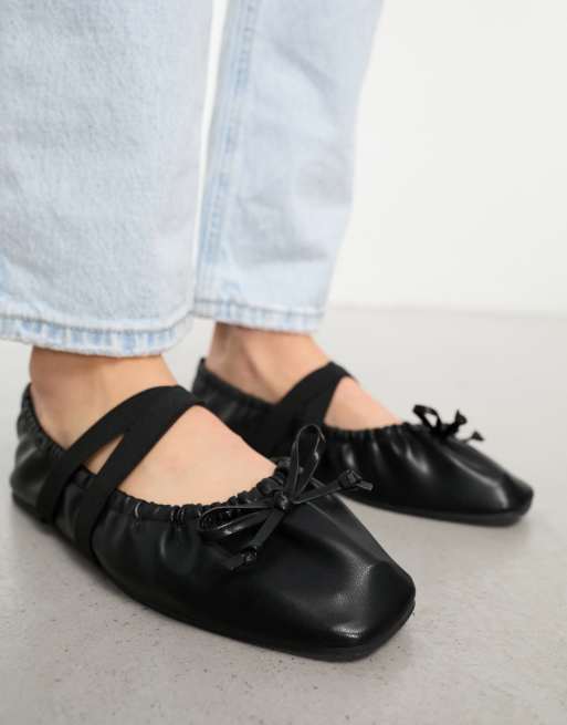 ASOS DESIGN Wide Fit – Los Angeles – Ballerinas aus Kunstleder in Schwarz mit Raffung, 4 von 4