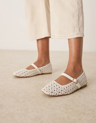 ASOS DESIGN Wide Fit - Lottie - Mary-Jane-Ballerinas mit gewebtem Obermaterial in Wollweiß, weite Passform