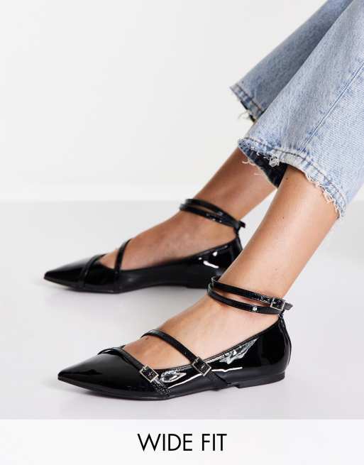 ASOS DESIGN Wide Fit – Ludo – Spitze Ballerinas in schwarz lackiert mit Riemchendesign und Aussparmuster