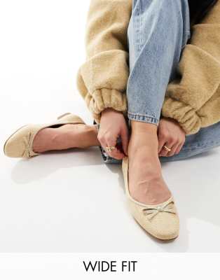 ASOS DESIGN Wide Fit - Lullaby - Schlichte Ballerinas aus Naturmaterial mit Schleife, weite Passform-Neutral