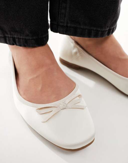 ASOS DESIGN Wide Fit Lullaby Schlichte Ballerinas in Elfenbein mit Schleife weite Passform ASOS