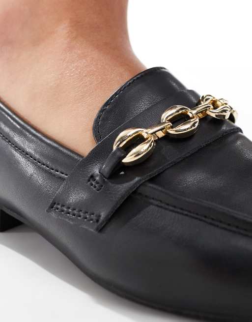ASOS DESIGN Wide Fit Macaroon Sorte loafers med kædedetaljer