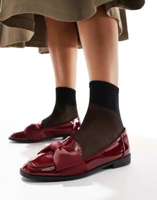 ASOS DESIGN Wide Fit - Mentor - Flache Loafer in burgunderroter Lackoptik mit Schleifenverzierung, weite Passform