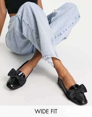 ASOS DESIGN Wide Fit - Mentor - Flache Loafer in Schwarz lackiert mit Schleifenverzierung, weite Passform