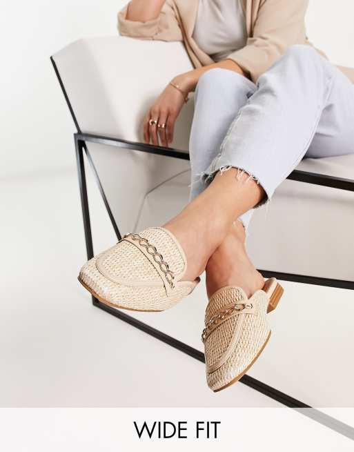 ASOS DESIGN Wide Fit Motto Flache Bast Mules in Beige mit Kettenverzierung weite Passform