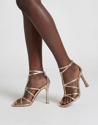Wide Fit - Natalia - Sandaletten in Gold mit T-Steg im Gitterdesign und hohem Absatz, weite Passform-Goldfarben Goldfarben 10